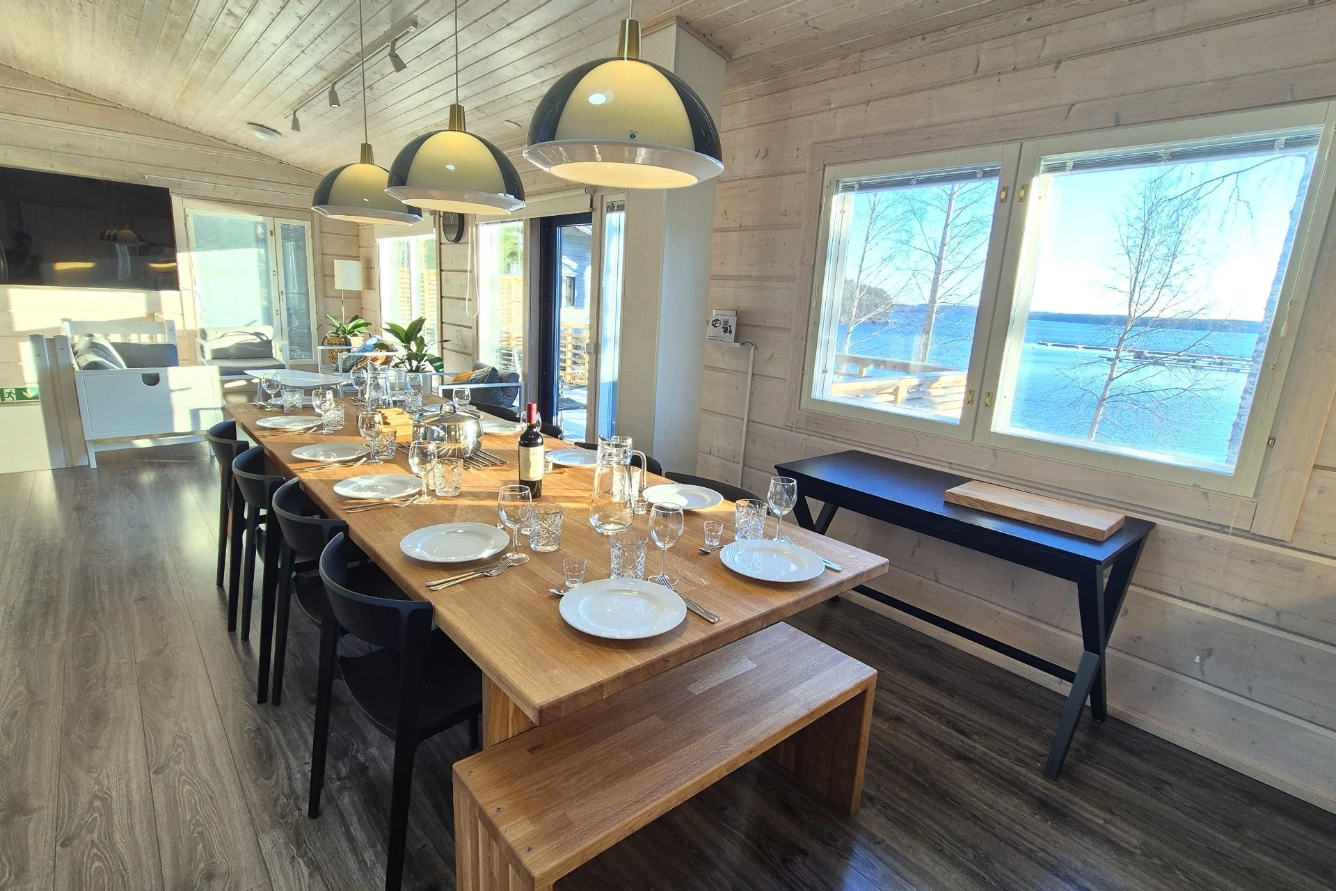 Villa Tyyrpuuri dining and living area by Lake Päijänne